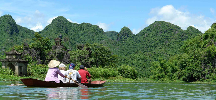 perfume river hue vietnam